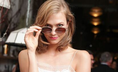 Karlie Kloss posa con unas gafas de Warby Parker.