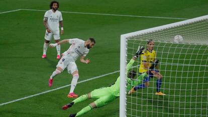 Karim Benzema marca el tercer gol del Madrid al Cádiz.