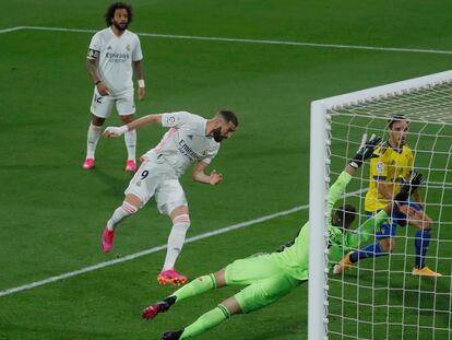 Karim Benzema marca el tercer gol del Madrid al Cádiz.