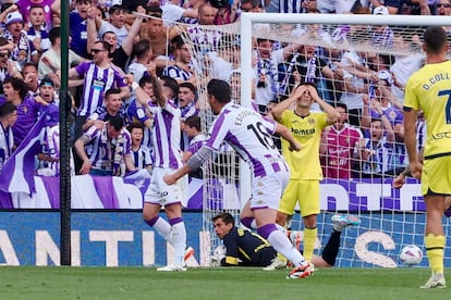 El centrocampista del Valladolid Raúl Moro celebra el gol marcado ante el Villarreal B.