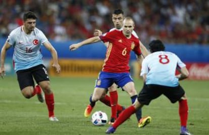 Iniesta, rodeado ante Turquía.