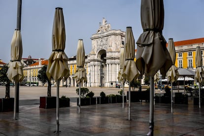 La plaza do Comercio, en Lisboa, con casi todos sus establecimientos cerrados.