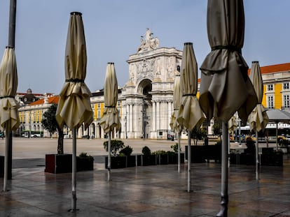 La plaza do Comercio, en Lisboa, con casi todos sus establecimientos cerrados.