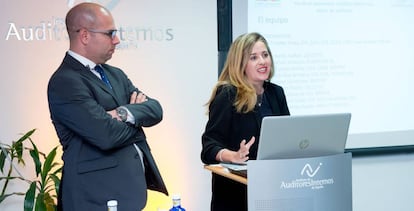 Reyes Fuentes, directora de auditor&iacute;a interna y riesgos globales de Indra, y Eduardo Cuesta, director de auditor&iacute;a interna de tecnolog&iacute;a de Mapfre, en la presentaci&oacute;n del informe.