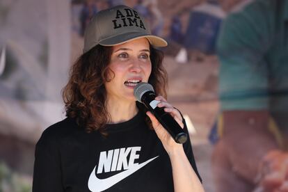 La presidenta de la Comunidad de Madrid, Isabel Díaz Ayuso, visita un asentamiento informal este jueves en Puente Piedra, al norte de Lima (Perú).