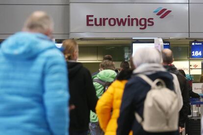 Pasajeros en el aeropuerto de Duesseldorf  en un vuelo a Palma