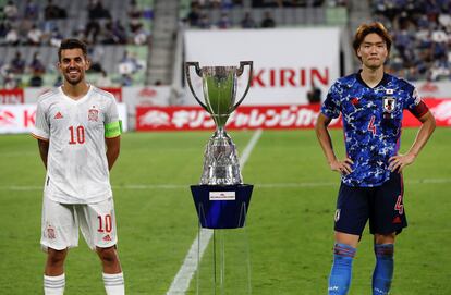 Dani Ceballos y Ko Itakura, antes del amistoso que España disputó con Japón el sábado pasado.