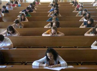 Estudiantes en las pruebas de selectividad celebradas en la Facultad de Medicina de la Universidad de Granada.