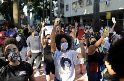 Manifestantes cobram o fim da violência policial nas favelas e contra o racismo no Rio de Janeiro no último 31 de maio. 