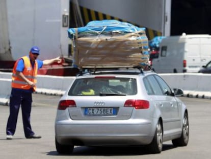 Varios coches se disponen a embarcar en el puerto de Algeciras.