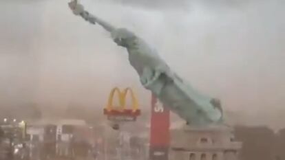 Un temporal derriba una réplica de la Estatua de la Libertad en Brasil