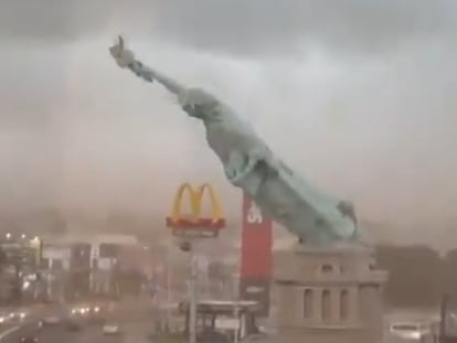 Un temporal derriba una réplica de la Estatua de la Libertad en Brasil