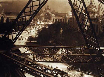 La Exposición Universal de 1900, en París, interesó mucho a Zola. Hizo muchas imágenes de la construcción de la torre Eiffel y de los distintos pabellones