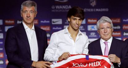 Miguel Ángel Gil, consejero delegado del Atlético de Madrid, y Enrique Cerezo, presidente del club, en la presentación del futbolista João Félix en 2019.