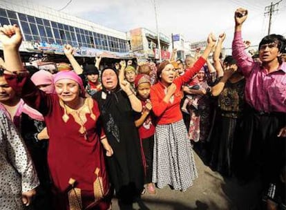Miembros de la etnia uigur protestan contra el Gobierno chino por la brutal represión de las manifestaciones en las que han muerto al menos 156 personas.