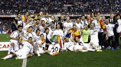 El Madrid con la copa de campeón