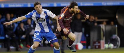 Messi, con Schar, en Riazor.