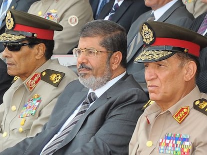 El presidente Morsi (centro), flanqueado por los generales Tantui (izquierda) y Sami Anan (derecha).