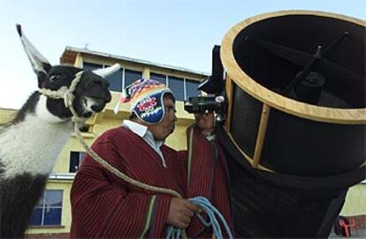 En Canarias, sede del Instituto Astrofísico, el Museo de la Ciencia de Tenerife ha puesto en marcha la campaña <i>Martemanía</i>; tres telescopios apuntan al planeta rojo desde la institución, que recibe además imágenes en directo captadas por el observatorio del Teide.  En la fotografía, un indio boliviano observa Marte cerca del lago Titicaca.