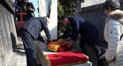 Acting PM Pedro Sánchez laying flowers on Manuel Azaña's grave in Montauban, France.