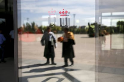 Logo de la universidad en una puerta de cristal del rectorado de la Universidad Rey Juan Carlos en  Móstoles, Madrid.