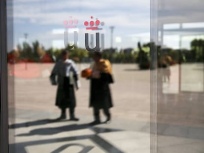 Logo de la universidad en una puerta de cristal del rectorado de la Universidad Rey Juan Carlos en  Móstoles, Madrid.