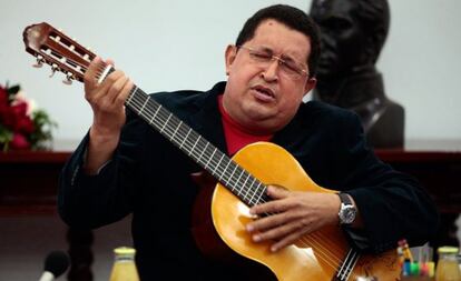 Hugo Ch&aacute;vez toca la guitarra en septiembre de 2012.
 