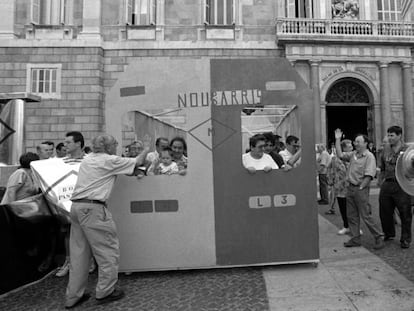 Protesta ve&iuml;nal a la Pla&ccedil;a Sant Jaume, el juny del 1992.