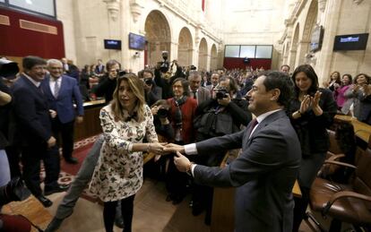 El presidente de la Junta de Andalucía, Juan Manuel Moreno, saluda a su predecesora, Susana Díaz.