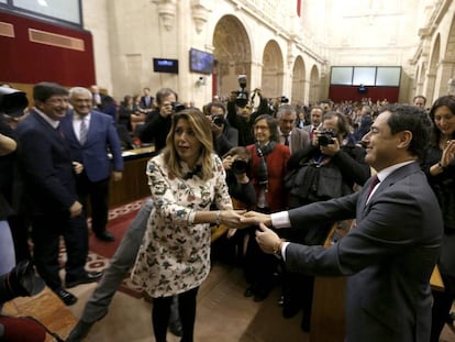 El presidente de la Junta de Andalucía, Juan Manuel Moreno, saluda a su predecesora, Susana Díaz.