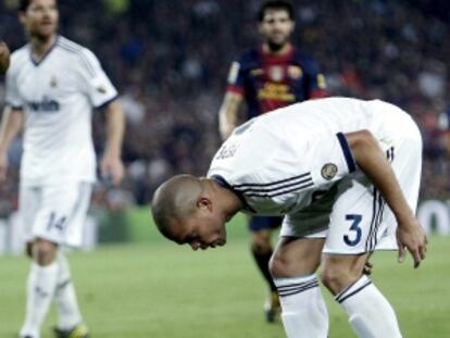 Pepe recrimina a Iniesta durante el último clásico.