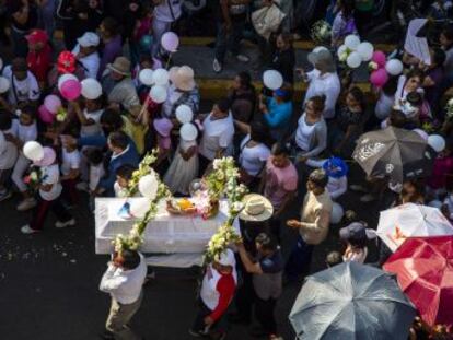 La desaparición y asesinato de una menor de siete años en un barrio pobre del sur de la capital conmociona al país, cada vez más espoleado por el movimiento feminista