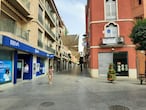 Confluencia de la calle ollerías con la plaza de la Constitución, casi desierta a las cinco y media de la tarde del sábado.