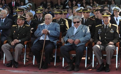 Eleuterio Fern&aacute;ndez Huidobro al lado de Jos&eacute; Mujica en 2011.