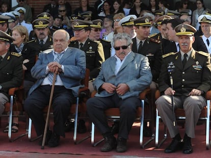 Eleuterio Fern&aacute;ndez Huidobro al lado de Jos&eacute; Mujica en 2011.