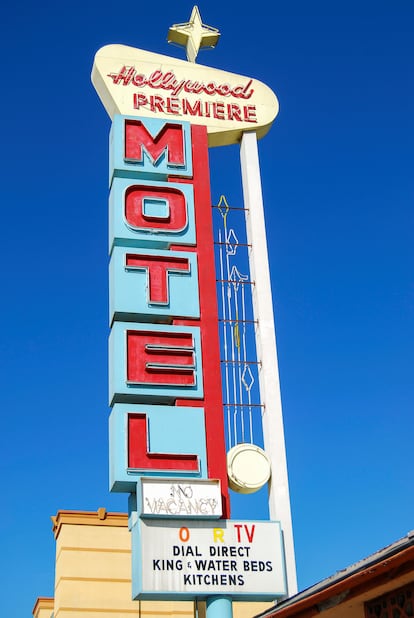 El Hollywood Premiere. Con un letrero estilo Googie y luces de neón, el motel Hollywood Premiere de Los Ángeles tiene solo una calificación de 1,5 estrellas en TripAdvisor. A pesar de ello, podría ser el primer motel en la lista de monumentos de la ciudad. La comisión de patrimonio cultural votó unánimemente a favor de la nominación del establecimiento, que data de 1960. Quedan una inspección y dos votaciones 
para saber si finalmente será un monumento. En la imagen, señal del Hollywood Premiere motel, en Los Ángeles.