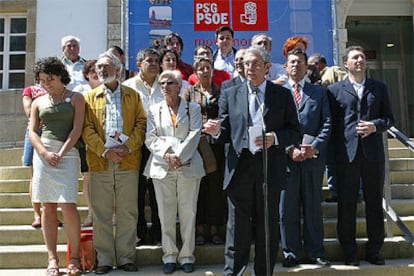 Emilio Pérez Touriño posa con los integrantes de su candidatura ante el Museo de Arte Contemporáneo de Vigo.