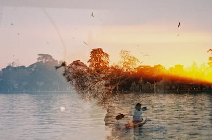 Parque de El Retiro. Madrid. Hace ya cinco años que vine a este lugar. No está mal. Lo
que no termina de convencerme son sus censados. Desperté un domingo y resulta que
llevaban años haciendo piragüismo en un charco.