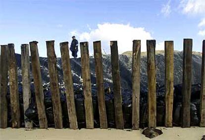La barricada levantada en el parque nacional de Corrubedo impidió que la contaminación del <b></b><i>Prestige</i> llegase a las dunas y las lagunas.