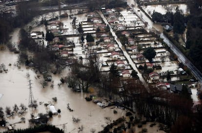 Vista general de las huertas y viviendas de Huarte (Navarra), totalmente inundadas tras desbordarse el río Ultzama, este viernes.