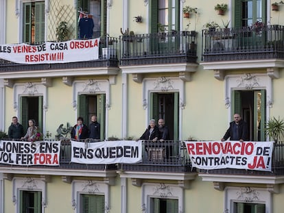 De izquierda a derecha, Josep, Elisenda, Anna, Vasili, Pepi, Chap y Tono, vecinos de la Casa Orsola que ya no tienen contrato y se niegan a marcharse.