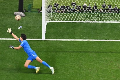 Yassine Bounou encajando el gol anotado por Theo Hernández en el partido de semifinales frente a Francia.