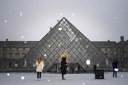 El Ministerio de Transportes anunció en un comunicado que en la región de París, y "mientras las condiciones meteorológicas lo justifiquen", la velocidad queda limitada a 80 kilómetros por hora. En la imagen, turistas tomas fotografías junto a la pirámide del Museo del Louvre.