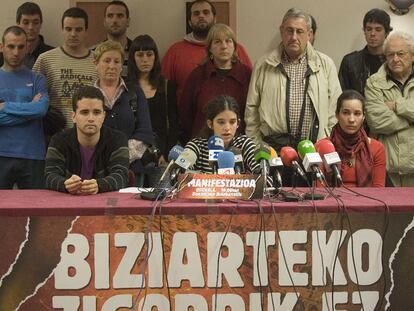 Tres miembros del Movimiento pro Amnistía en su comparecencia de ayer en San Sebastián.