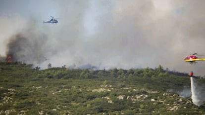 Helic&oacute;pteros antiincendios trabajan en el fuego de Aiguam&uacute;rcia (Alt Camp).