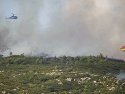 Helic&oacute;pteros antiincendios trabajan en el fuego de Aiguam&uacute;rcia (Alt Camp).