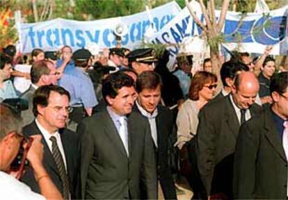 Jaume Matas, entre Joan Miquel Nadal y Alberto Fernández, ayer en Tarragona.