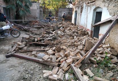 Escombros de uma casa em uma rua de Kohat (Paquistão) depois do terremoto.