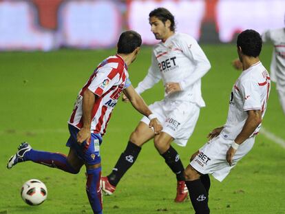 Diego Castro se anticipa a dos defensas sevillistas en la acción del gol.