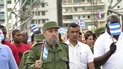 Castro encabeza una manifestación contra el presidente George Bush, el 12 de junio de 2002, en el Malecón de La Habana.